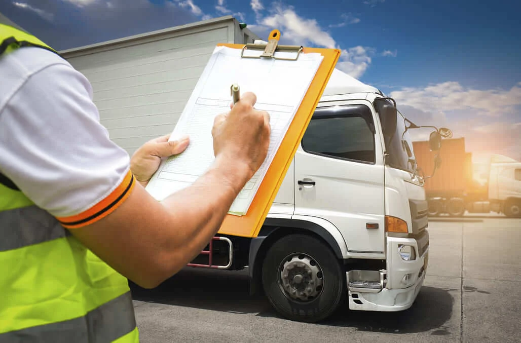 Imagem com um homem assinando um documento e um caminhão de fundo. Ilustrando que a Albero é a parceira de obra perfeita para qualquer demanda.